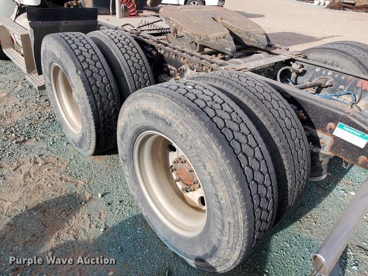 image for item DG8425 1999 Freightliner FLD120  semi truck