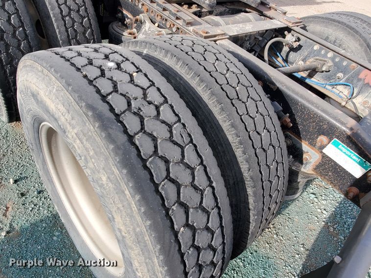 image for item DG8425 1999 Freightliner FLD120  semi truck