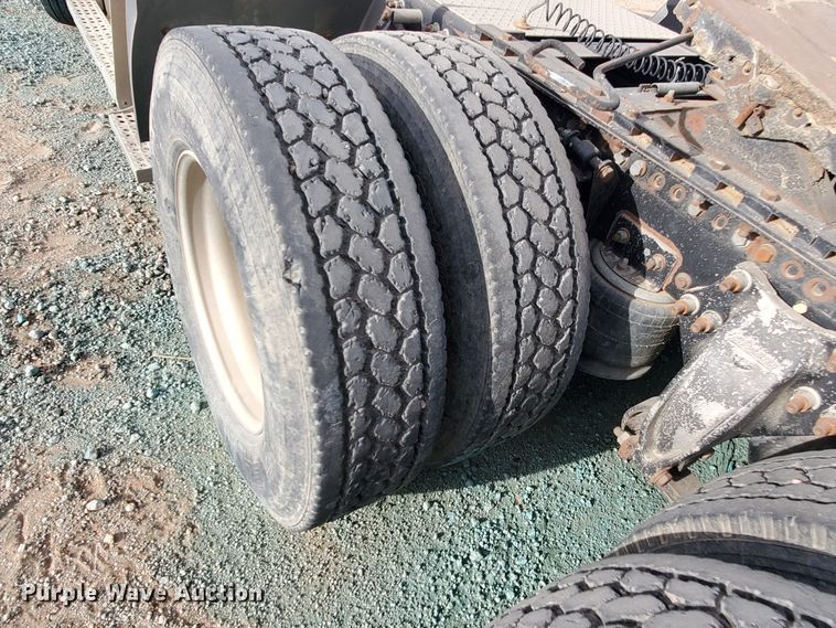 image for item DG8425 1999 Freightliner FLD120  semi truck