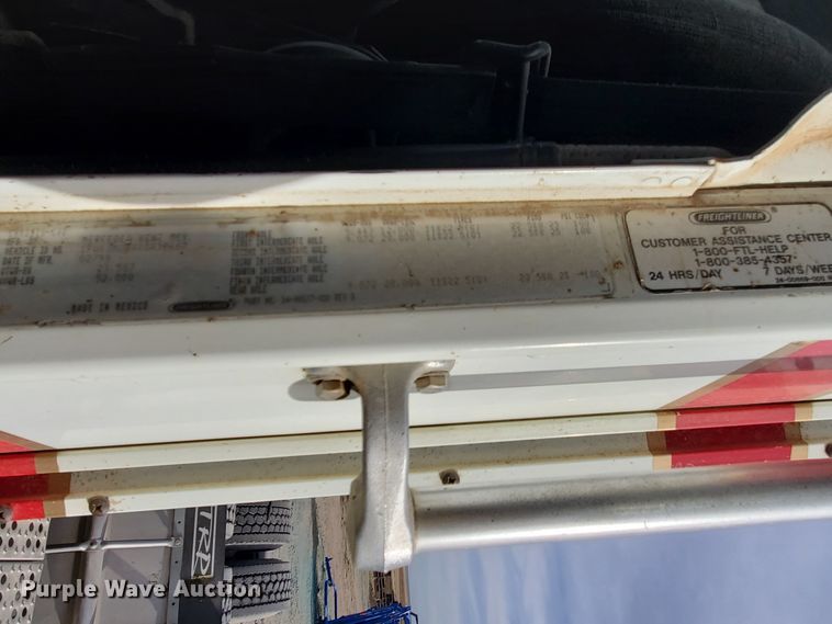 image for item DG8425 1999 Freightliner FLD120  semi truck