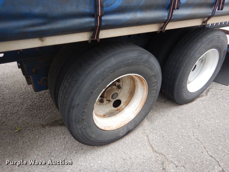 image for item DJ0503 2004 Utility TS2CHA side curtain trailer