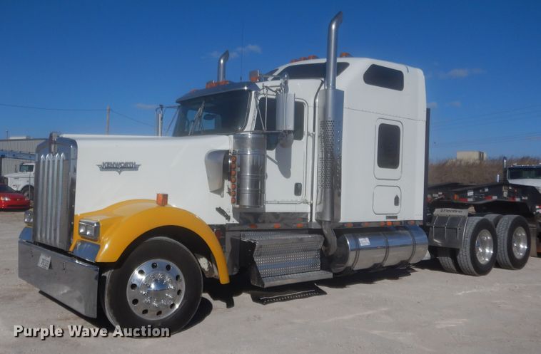 image for item DJ2169 2007 Kenworth W900  semi truck