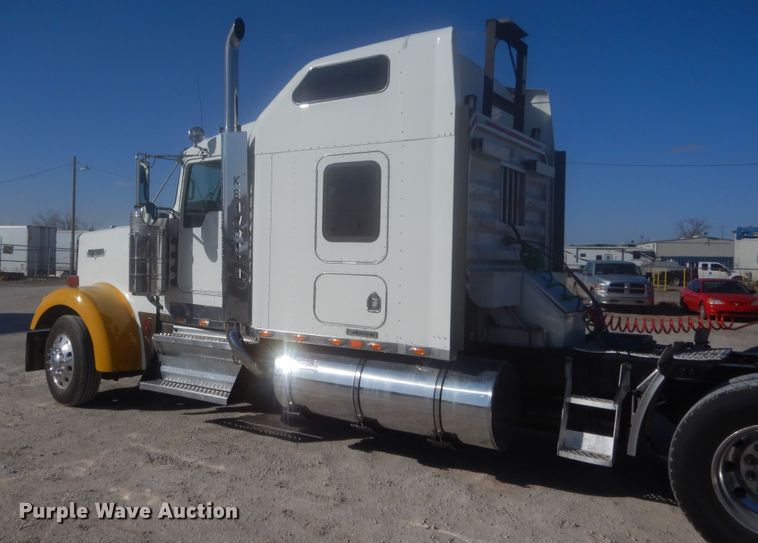 image for item DJ2169 2007 Kenworth W900  semi truck