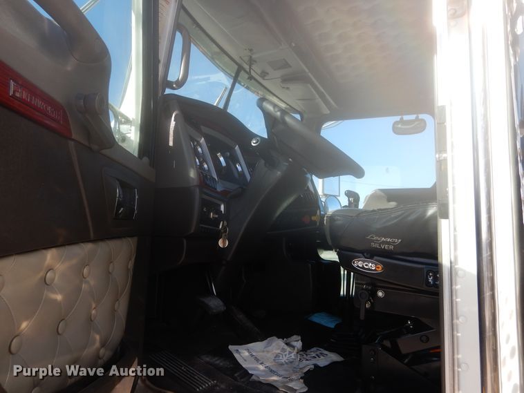 image for item DJ2169 2007 Kenworth W900  semi truck