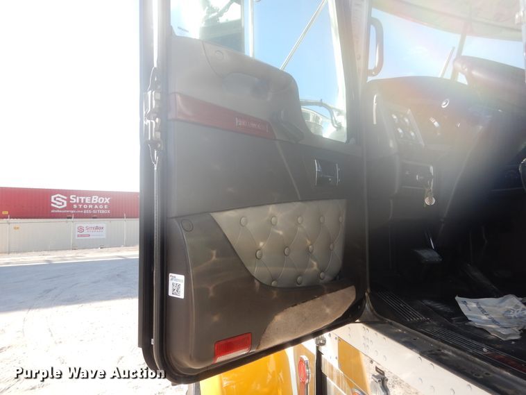 image for item DJ2169 2007 Kenworth W900  semi truck