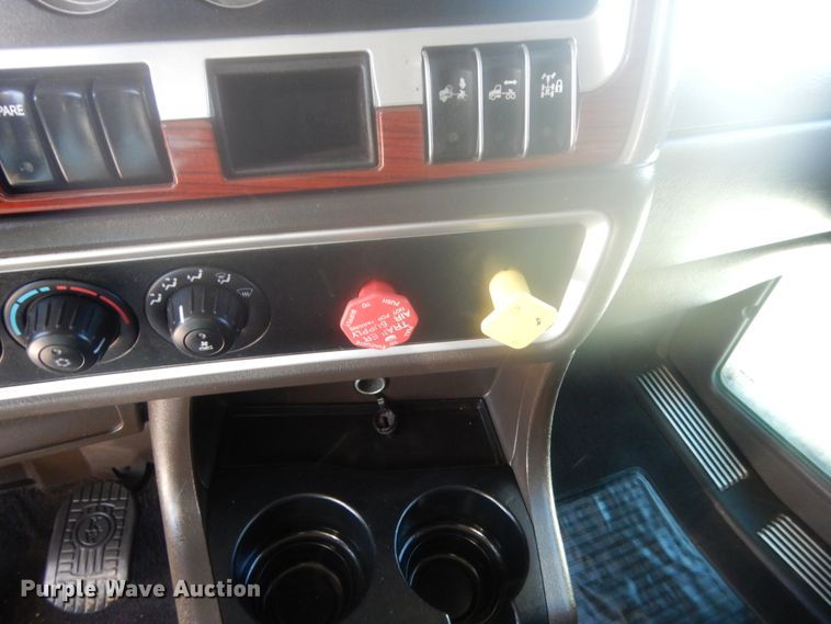 image for item DJ2169 2007 Kenworth W900  semi truck