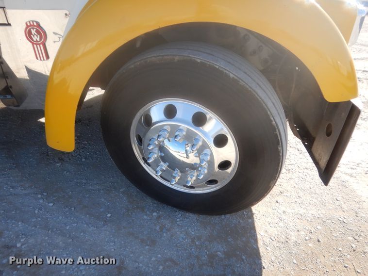 image for item DJ2169 2007 Kenworth W900  semi truck