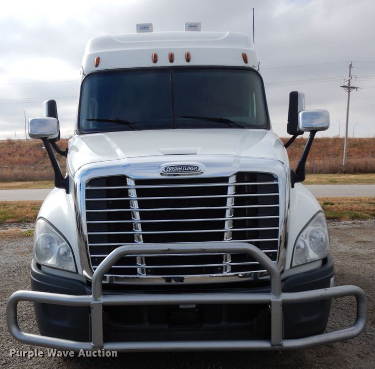 image for item DJ5801 2013 Freightliner Cascadia 125  semi truck