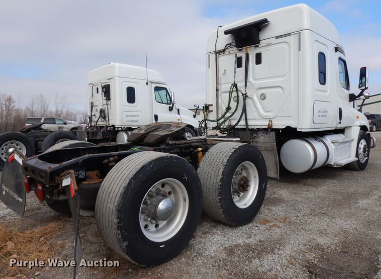image for item DJ5801 2013 Freightliner Cascadia 125  semi truck