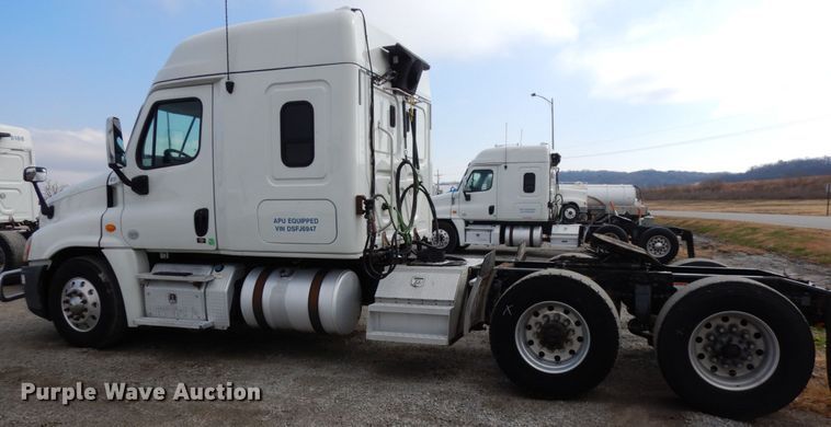 image for item DJ5801 2013 Freightliner Cascadia 125  semi truck