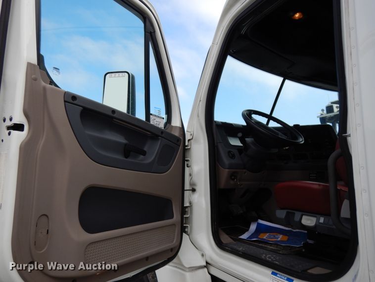 image for item DJ5801 2013 Freightliner Cascadia 125  semi truck