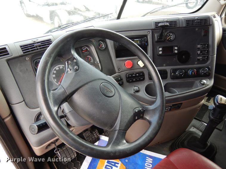 image for item DJ5801 2013 Freightliner Cascadia 125  semi truck