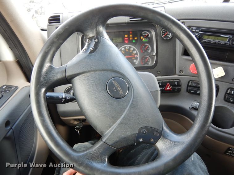 image for item DJ5801 2013 Freightliner Cascadia 125  semi truck