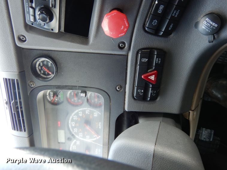 image for item DJ5801 2013 Freightliner Cascadia 125  semi truck