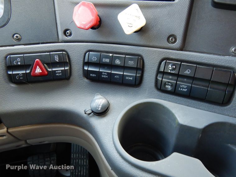 image for item DJ5801 2013 Freightliner Cascadia 125  semi truck