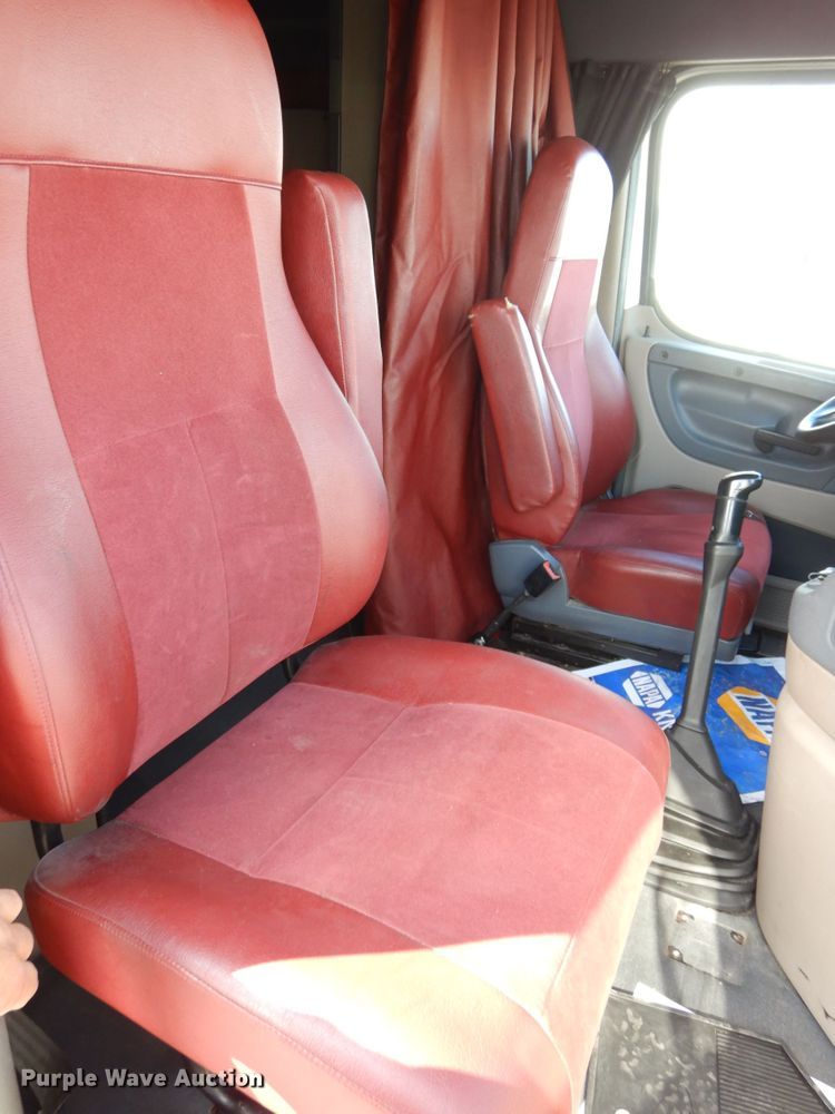 image for item DJ5801 2013 Freightliner Cascadia 125  semi truck