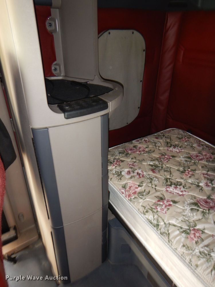 image for item DJ5801 2013 Freightliner Cascadia 125  semi truck