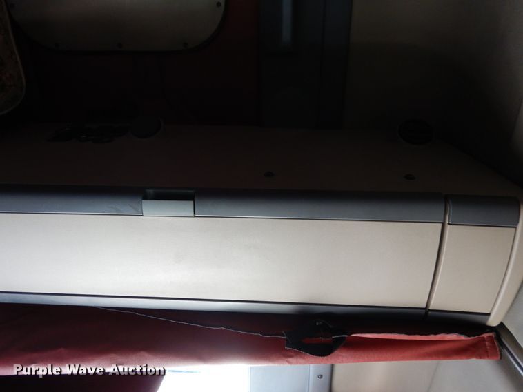 image for item DJ5801 2013 Freightliner Cascadia 125  semi truck