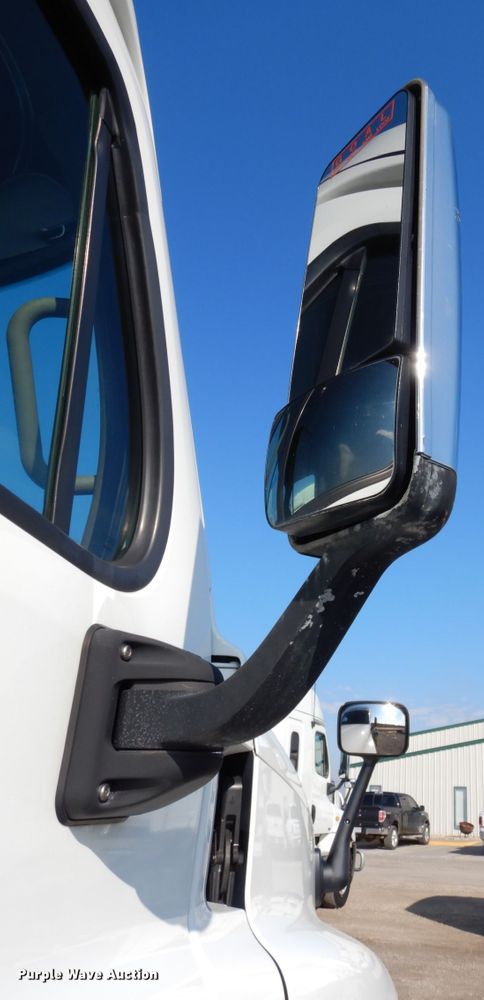 image for item DJ5801 2013 Freightliner Cascadia 125  semi truck