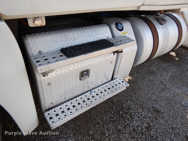 image for item DJ5801 2013 Freightliner Cascadia 125  semi truck