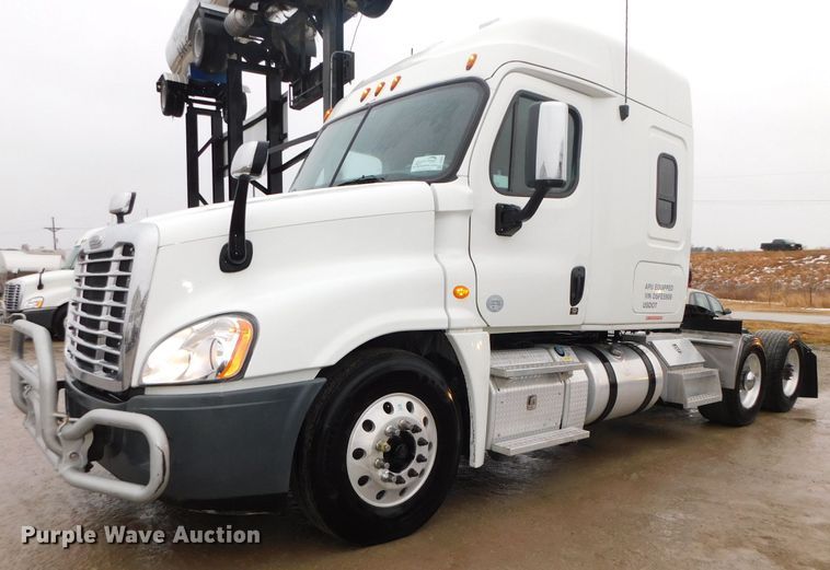 image for item DJ5925 2013 Freightliner Cascadia 125  semi truck