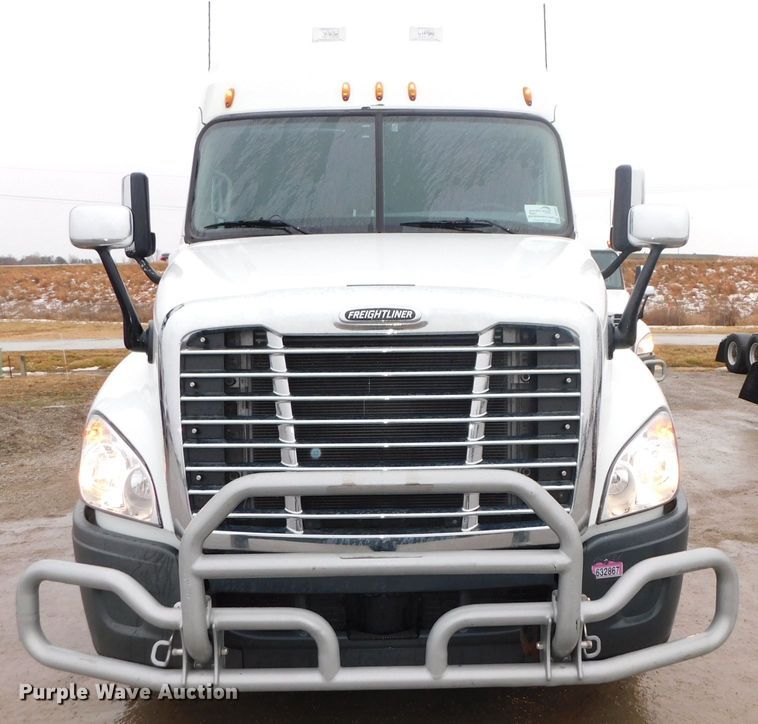 image for item DJ5925 2013 Freightliner Cascadia 125  semi truck