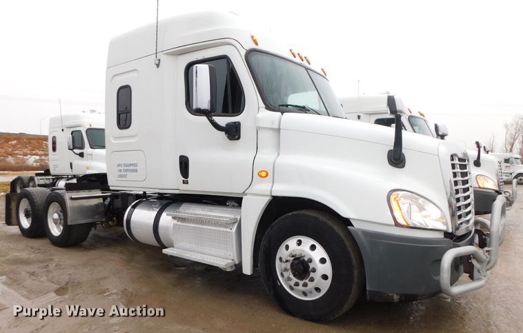 image for item DJ5925 2013 Freightliner Cascadia 125  semi truck