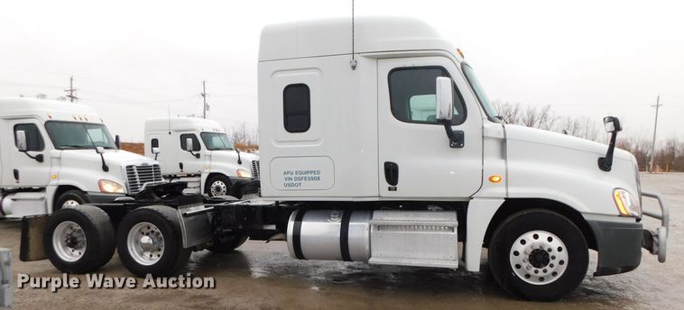 image for item DJ5925 2013 Freightliner Cascadia 125  semi truck