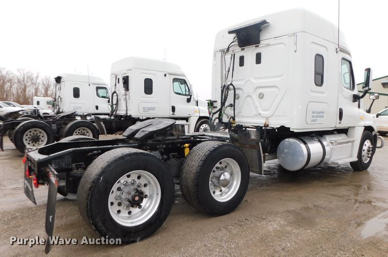 image for item DJ5925 2013 Freightliner Cascadia 125  semi truck