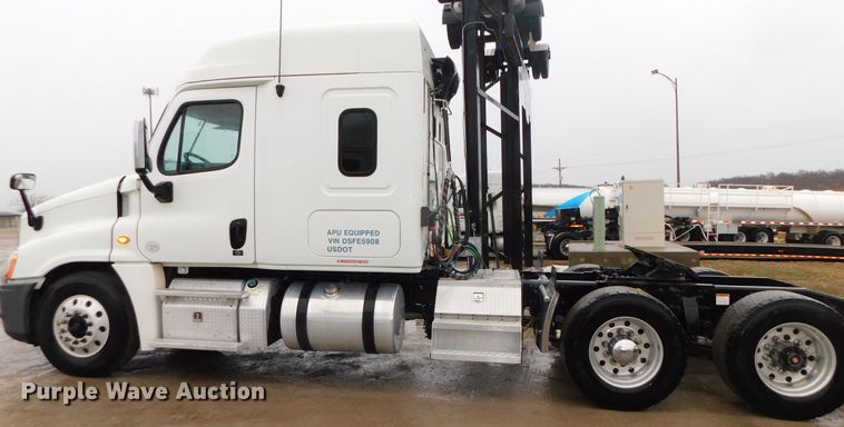 image for item DJ5925 2013 Freightliner Cascadia 125  semi truck