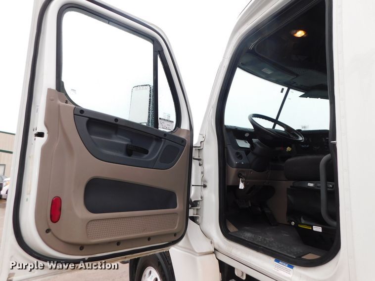 image for item DJ5925 2013 Freightliner Cascadia 125  semi truck