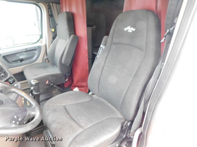 image for item DJ5925 2013 Freightliner Cascadia 125  semi truck