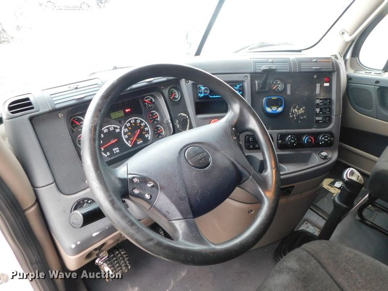 image for item DJ5925 2013 Freightliner Cascadia 125  semi truck