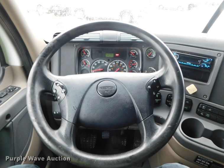 image for item DJ5925 2013 Freightliner Cascadia 125  semi truck