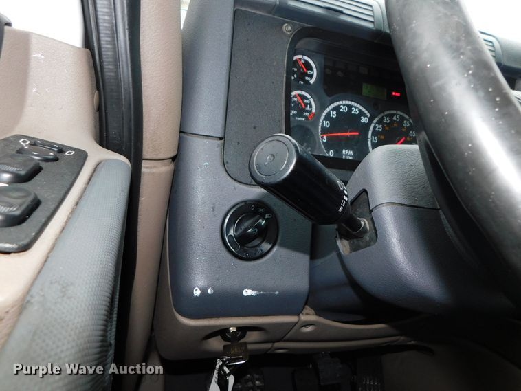 image for item DJ5925 2013 Freightliner Cascadia 125  semi truck