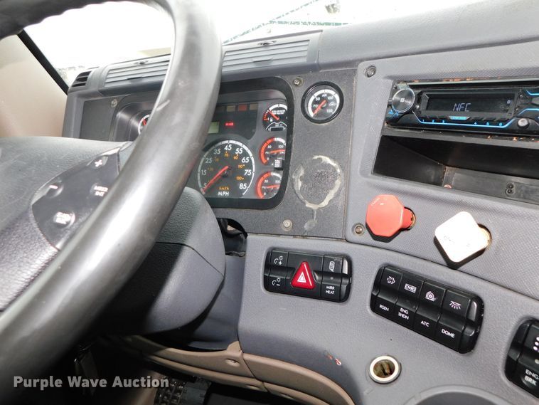 image for item DJ5925 2013 Freightliner Cascadia 125  semi truck