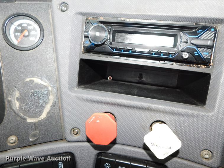 image for item DJ5925 2013 Freightliner Cascadia 125  semi truck