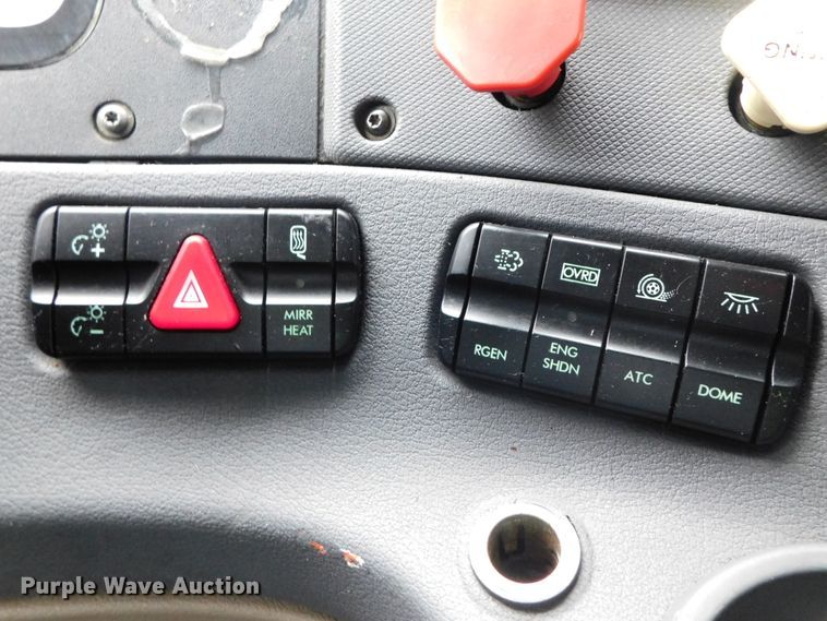 image for item DJ5925 2013 Freightliner Cascadia 125  semi truck