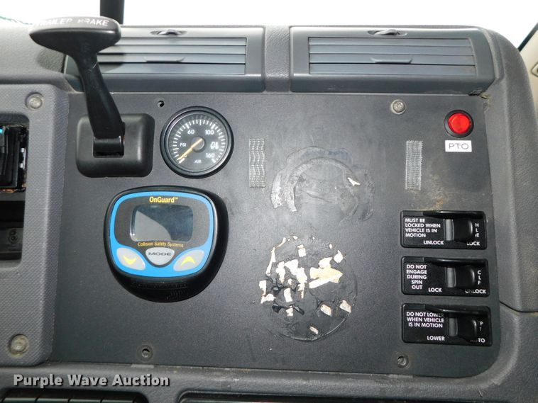 image for item DJ5925 2013 Freightliner Cascadia 125  semi truck