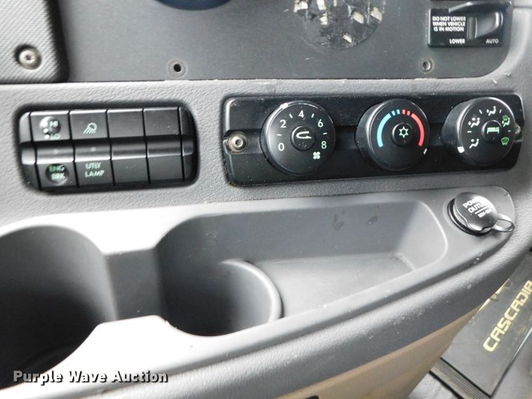 image for item DJ5925 2013 Freightliner Cascadia 125  semi truck