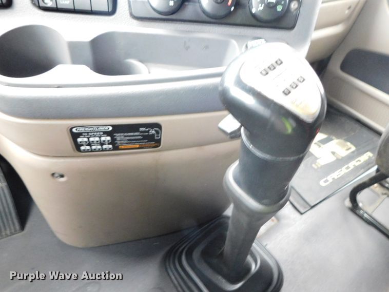 image for item DJ5925 2013 Freightliner Cascadia 125  semi truck