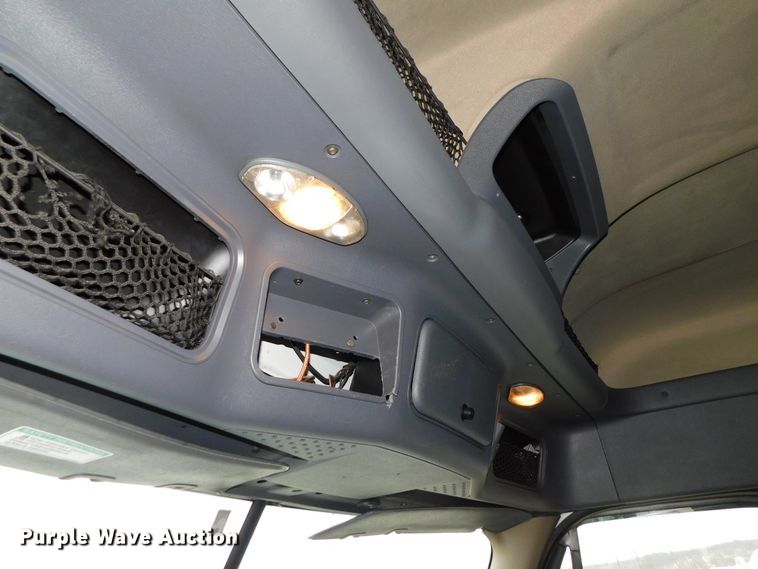 image for item DJ5925 2013 Freightliner Cascadia 125  semi truck