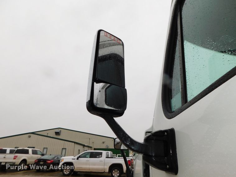 image for item DJ5925 2013 Freightliner Cascadia 125  semi truck