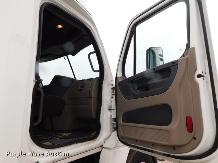 image for item DJ5925 2013 Freightliner Cascadia 125  semi truck