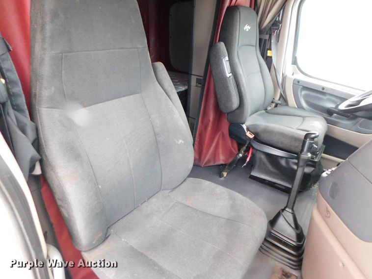 image for item DJ5925 2013 Freightliner Cascadia 125  semi truck