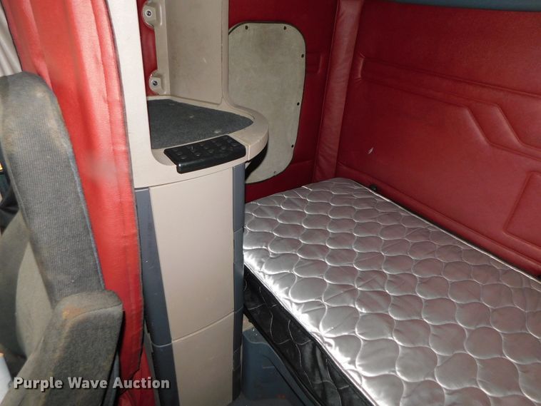 image for item DJ5925 2013 Freightliner Cascadia 125  semi truck