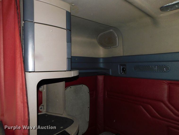 image for item DJ5925 2013 Freightliner Cascadia 125  semi truck