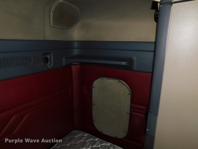 image for item DJ5925 2013 Freightliner Cascadia 125  semi truck