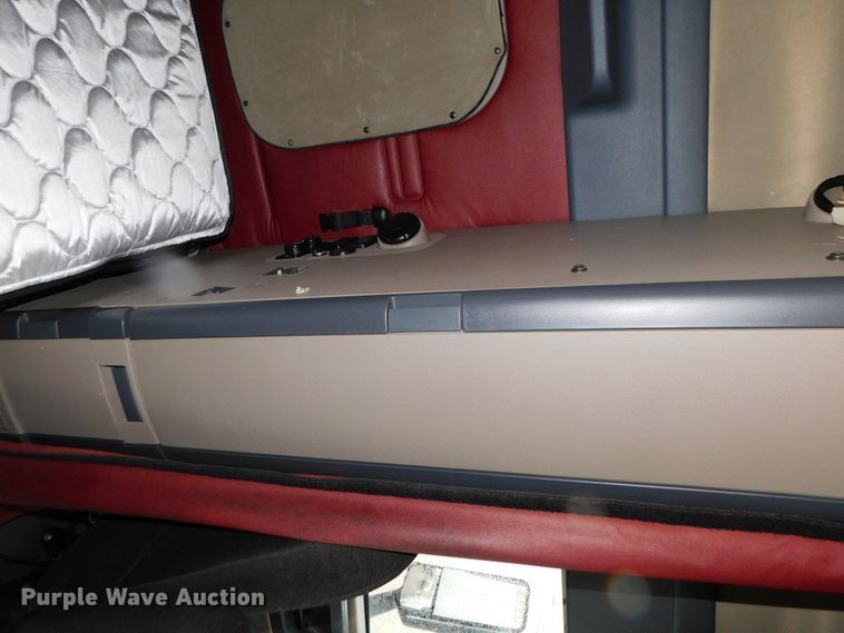 image for item DJ5925 2013 Freightliner Cascadia 125  semi truck