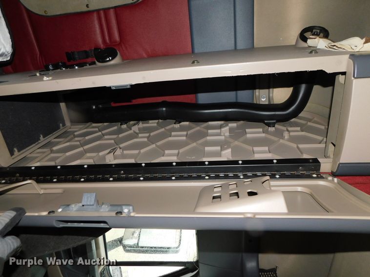 image for item DJ5925 2013 Freightliner Cascadia 125  semi truck